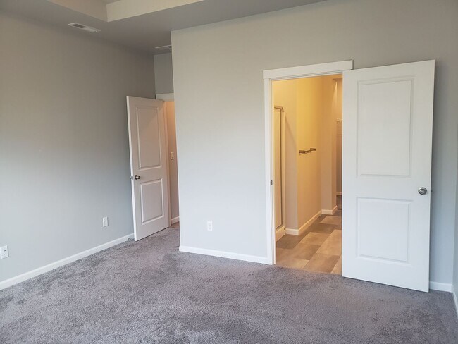 Building Photo - Reed's Crossing 2 bed/2.5 bath Townhome!