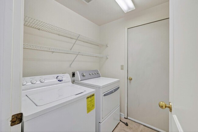Building Photo - 5 Bedroom Home Close to UNR!