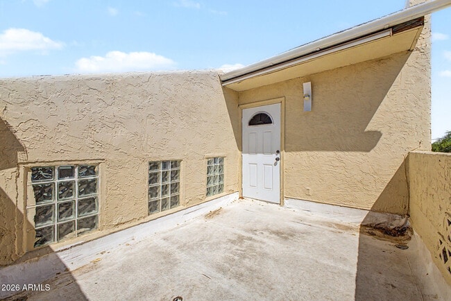 Building Photo - 2225 E Catalina Dr