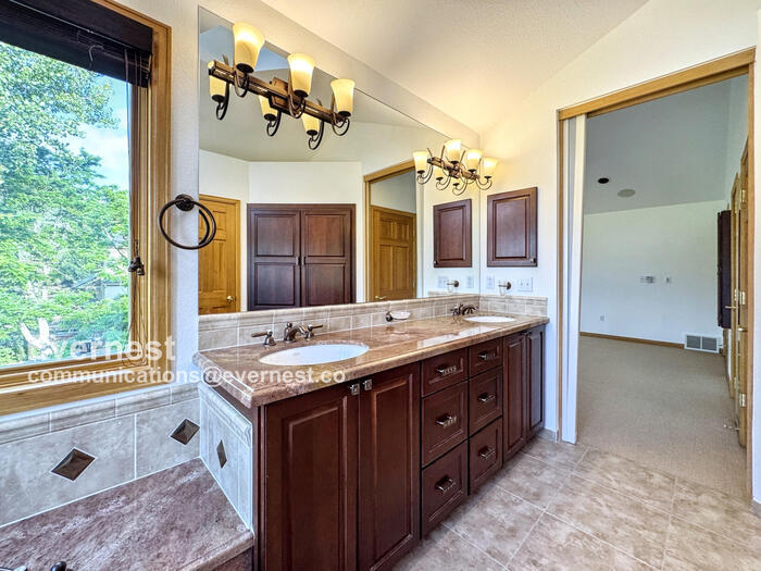 Building Photo - 990 Utica Cir