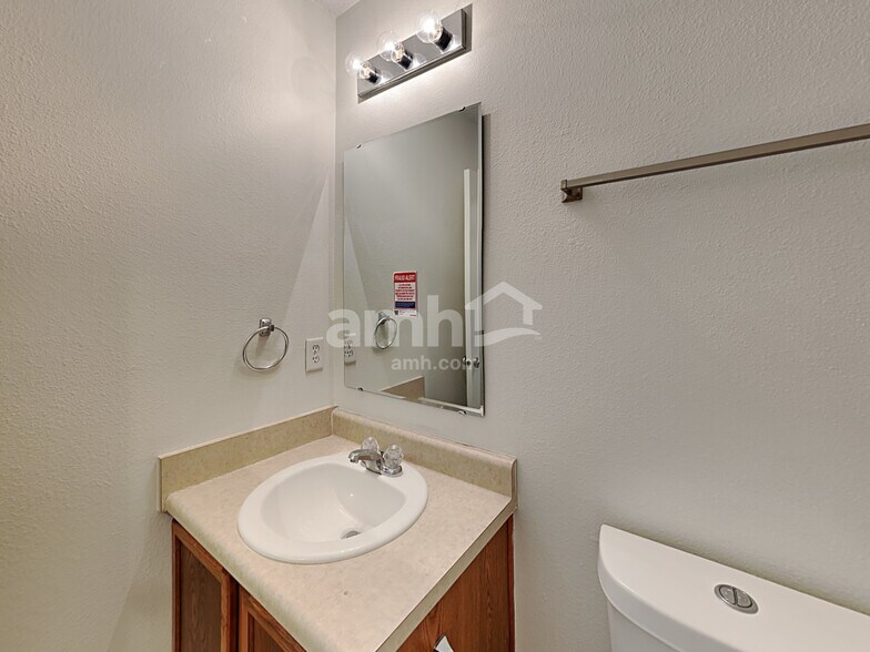 Building Photo - 527 Bourneside Dr