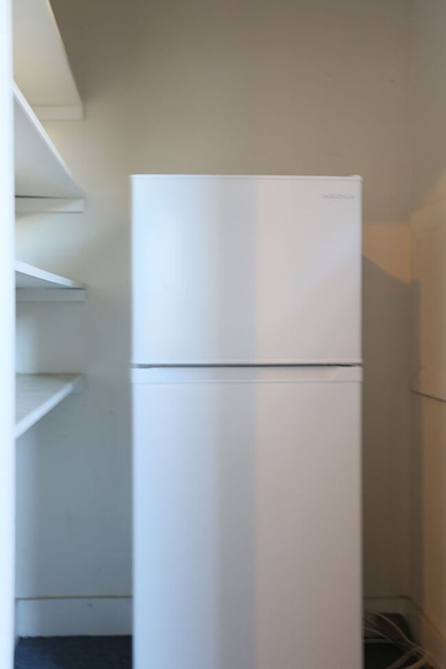Building Photo - Spacious 3BR/1BA Full Floor Flat in North ...