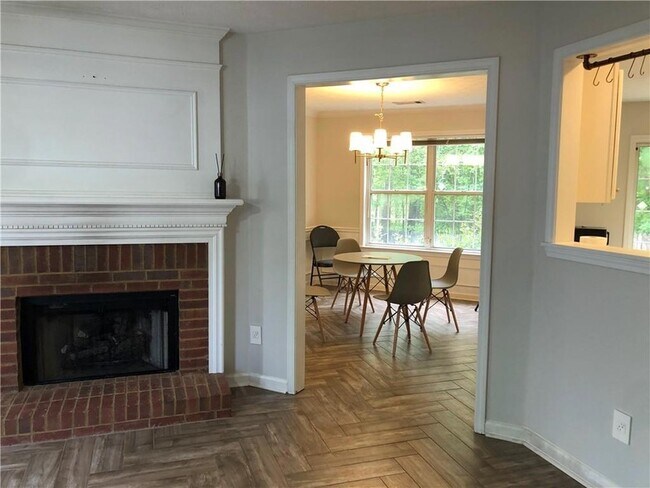 Building Photo - 370 Manor Glen Dr