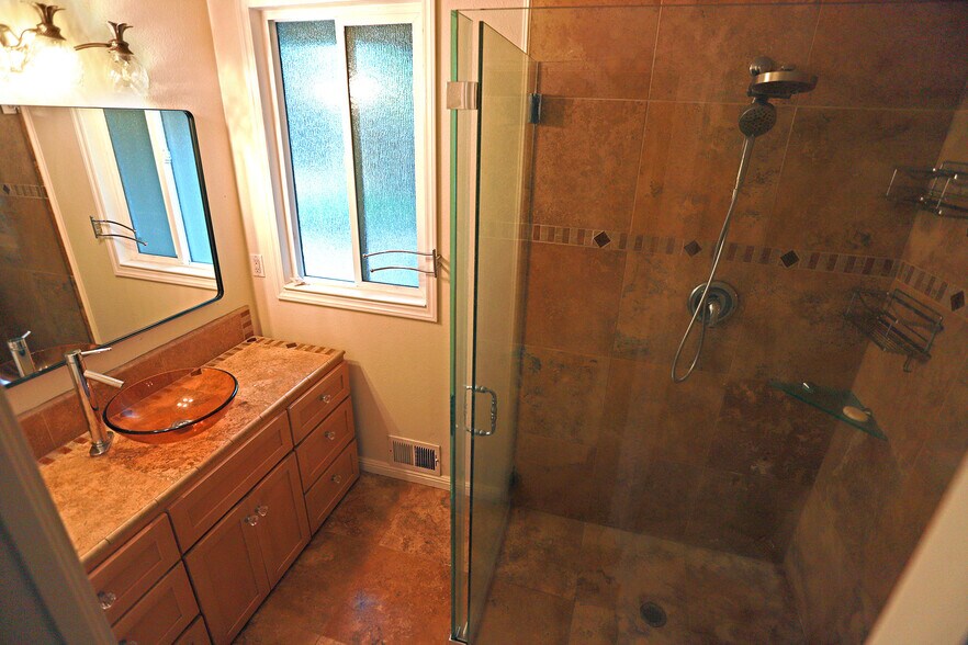 Building Photo - 530 Zircon Way