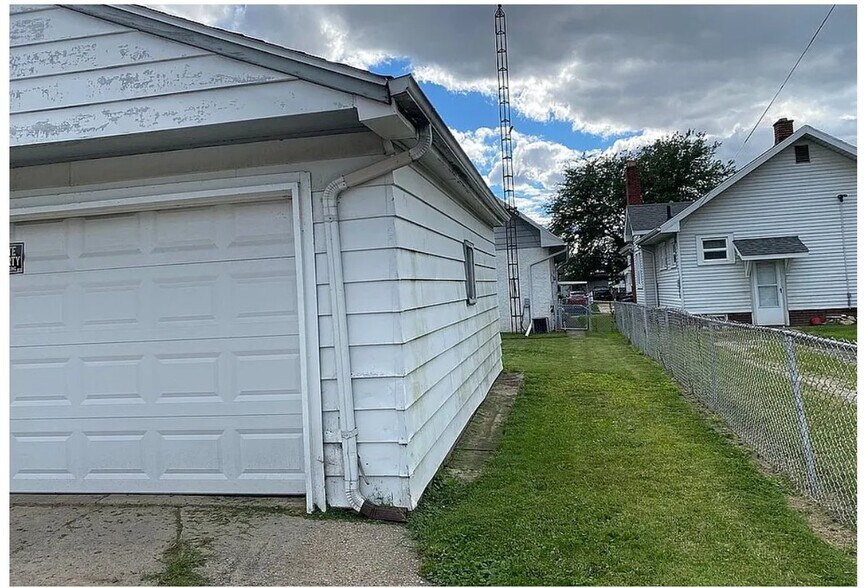 Building Photo - 223 Valleywood Dr