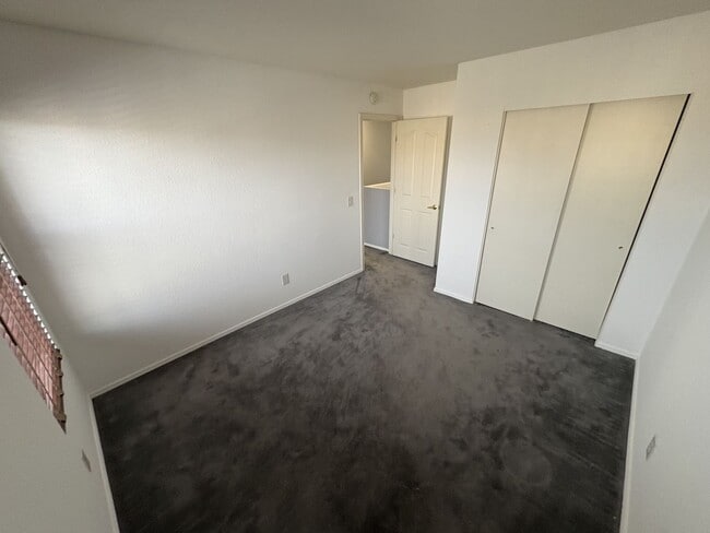 Building Photo - Convenient Location Three bedroom 2.5 baths 2 car garage