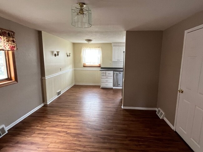 Building Photo - 124 Meadow Ln