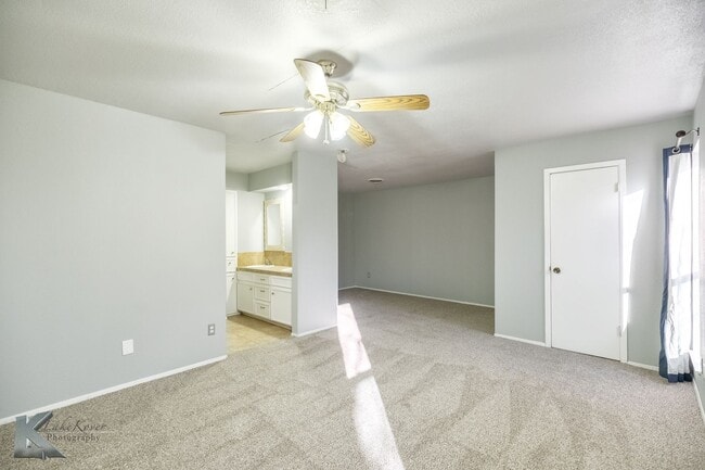 Building Photo - Cul-de-Sac 3/2/2; NEW INTERIOR PAINT DEC 2025; NEW CARPET DEC 2025!