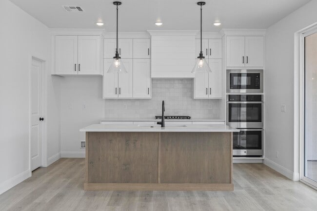 Building Photo - 646 Grn Mountain Dr