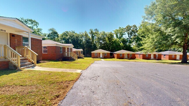 Building Photo - One-Month Free Move in Special plus 1/2 off your Security Deposit - 2 Bed/1 Bath Stand Alone Home...
