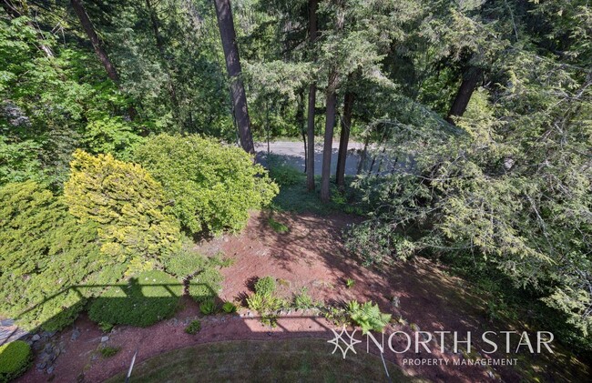 Building Photo - Stunning Lake Oswego Home with Space for E...