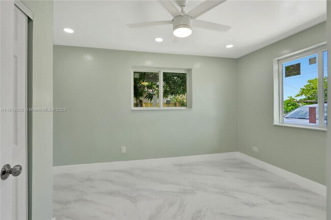 Building Photo - 10370 SW 174th Terrace