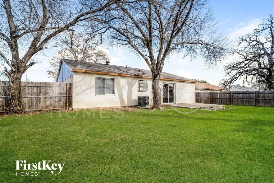 Building Photo - 7000 Wildbriar Ct E