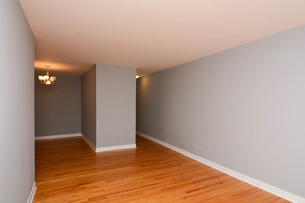 Building Photo - 675 W Wrightwood Ave