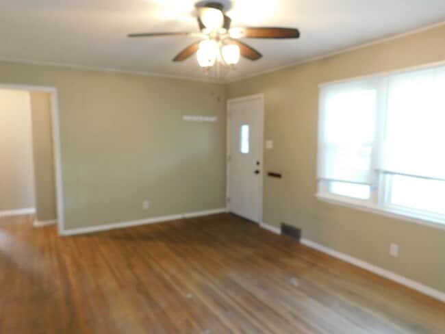 Building Photo - Cozy, Quiet Home