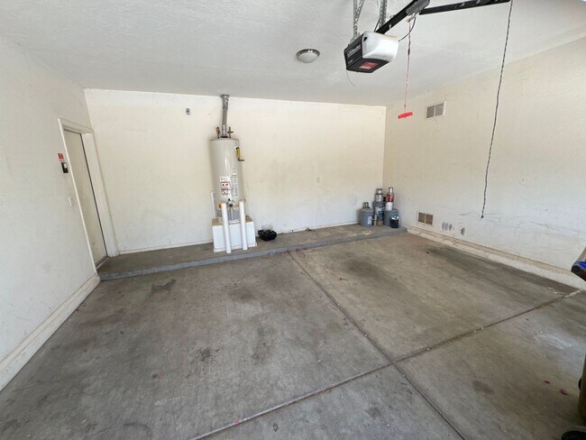 Building Photo - 4 Bedroom - 2.5 Bath - 2310 Sq Ft