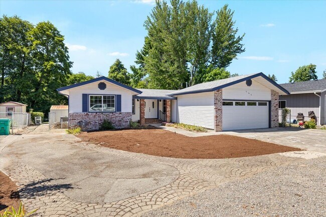 Building Photo - 966 S Shasta Ave
