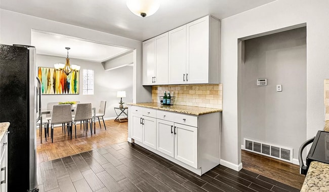 Building Photo - Furnished 3 bedroom 1 bathroom apartment