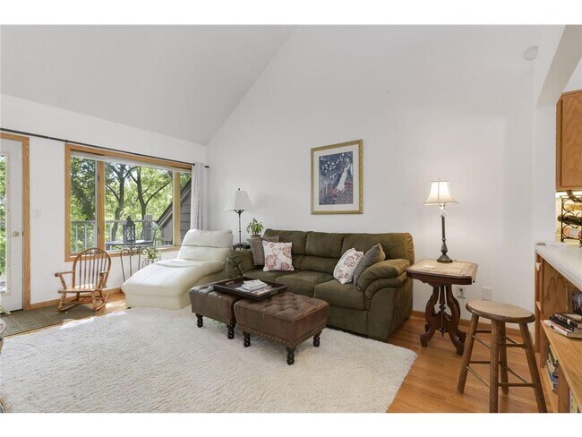 Building Photo - 2858 Kenwood Isles Dr