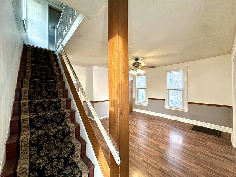 Building Photo - 923 Franklin Ave