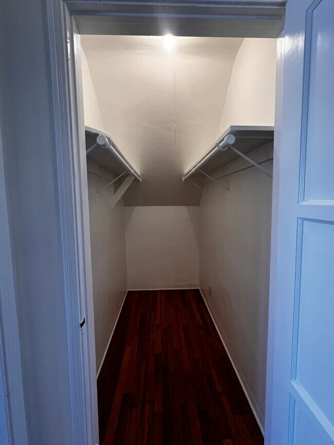 Building Photo - 3880 Roble Vista Dr