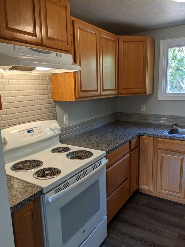 Building Photo - Nice 2-Bedroom, 1-Bath Corner Lot Home In Springfield!