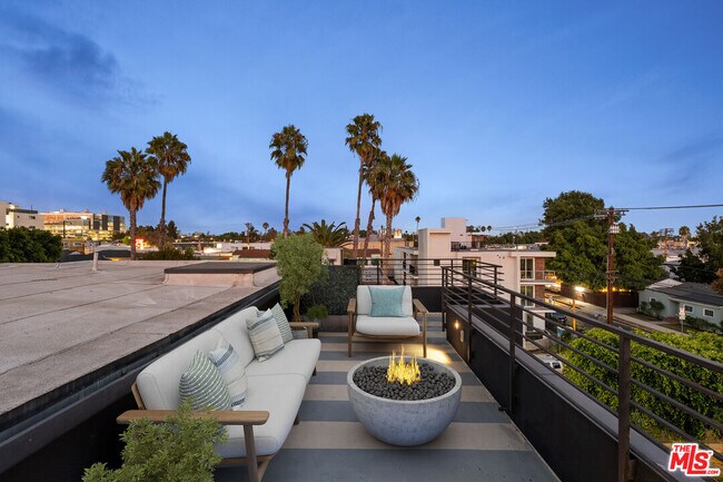 Building Photo - 807 N Detroit St