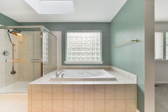 Building Photo - Nice 5 Bed / 2.5 bath house for rent in Kenmore.