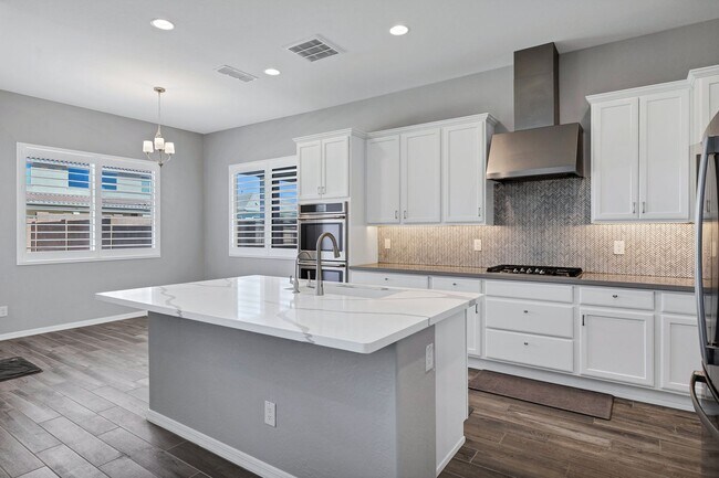 Building Photo - Spacious 5 Bedroom Home for Rent in East Mesa