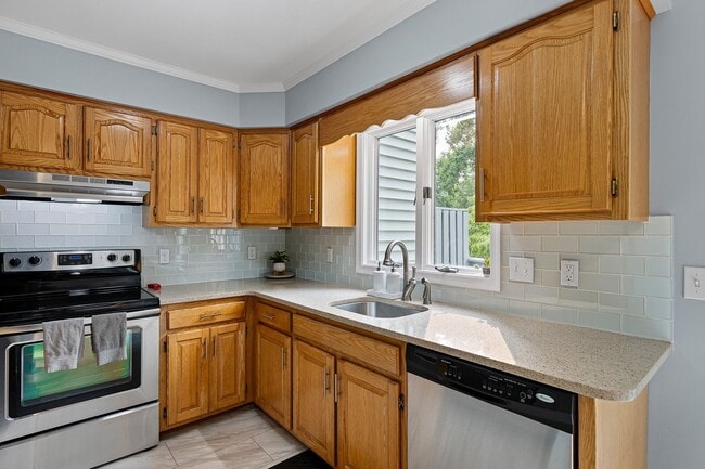 Building Photo - Beautiful End Unit Townhome in Weatherhill Farms