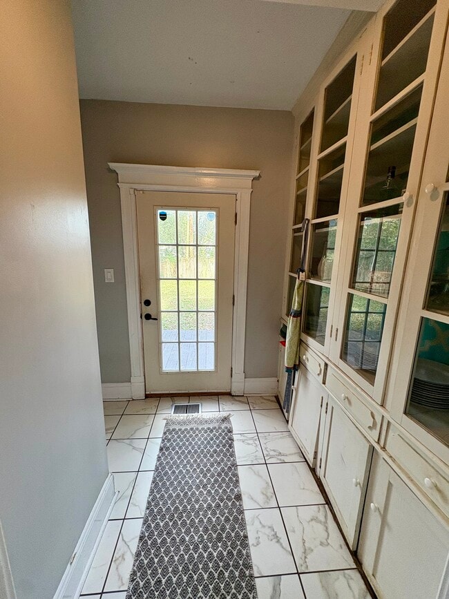 Building Photo - 2043 Dellwood Ave