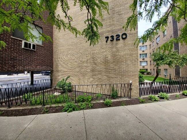 Primary Photo - 7320 N Rogers Ave