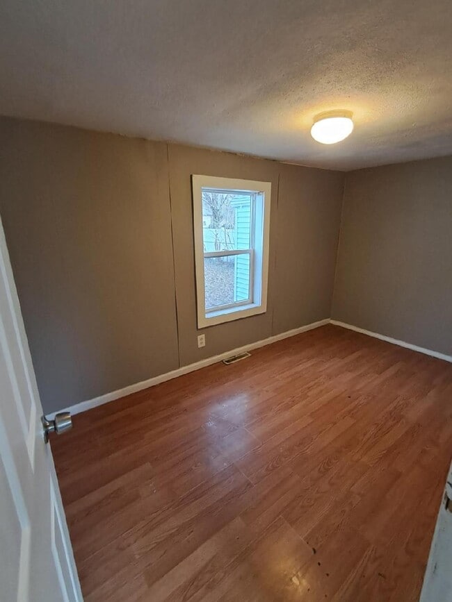 Building Photo - 4528 Madison Ave SE