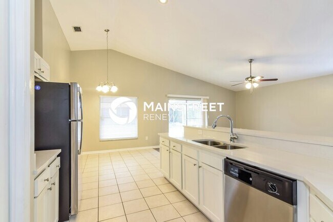 Building Photo - 4 Bedroom Pet-Friendly Home in Valrico, FL with Main Street Renewal
