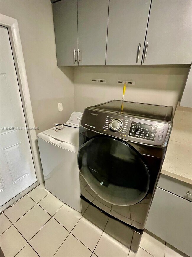 Building Photo - 5532 SW 22nd St