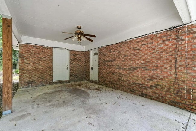 Building Photo - A small-town charm ready for move in!