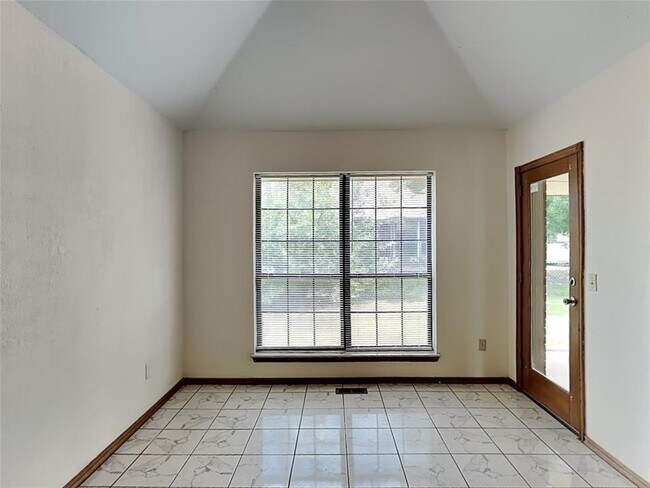 Building Photo - 5612 SE 85th St