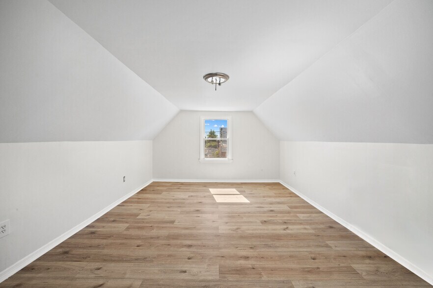 Finished Attic: Bonus room (1) - 129 Banta Ave