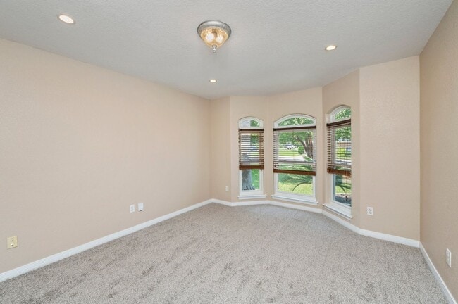 Building Photo - Spacious Home in Navarre!