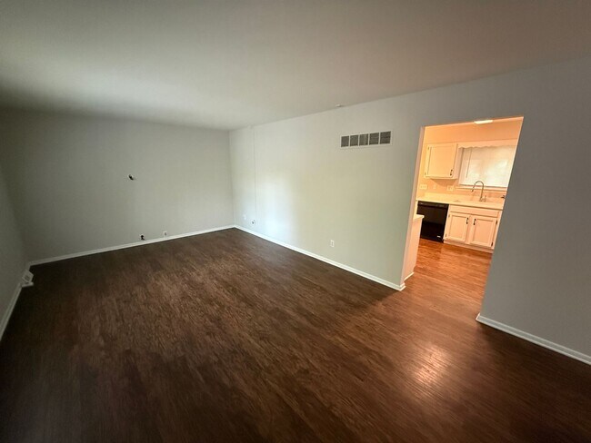 Building Photo - 3 bed, 2 bath, large yard AVAILABLE NOW!