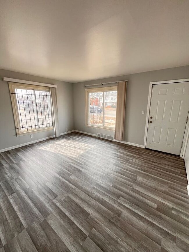 Building Photo - Charming 2-Bedroom Duplex Home / Pet-Frien...