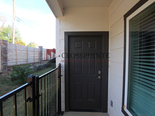 Building Photo - Stunning 2 Bed 2.5 Bath 1 Car Garage Townhome in Tyler!