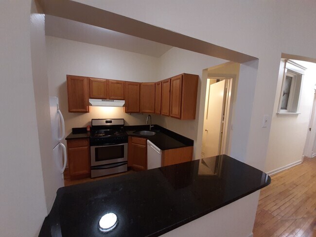 Building Photo - 5118 N Kenmore Ave