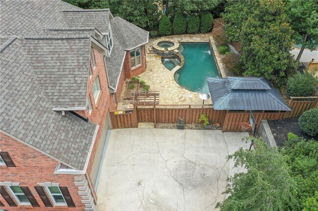Building Photo - 710 Weybridge Pl
