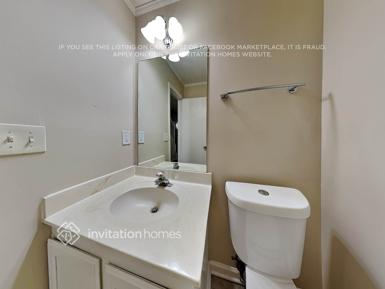 Building Photo - 2640 Woodside Dr