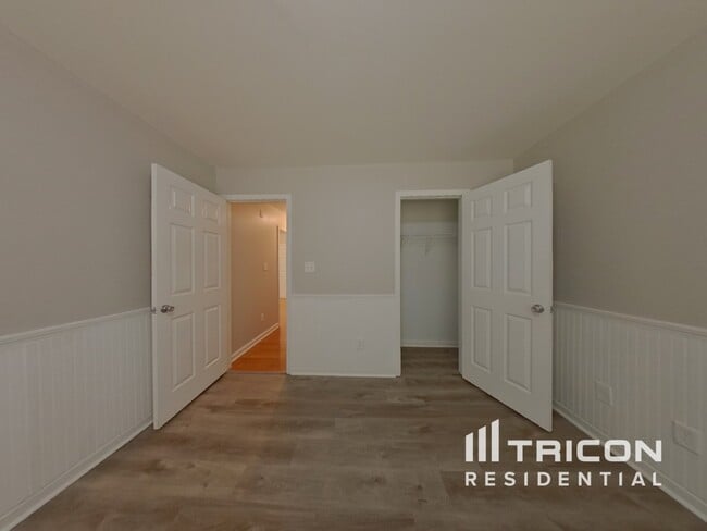 Building Photo - 437 Eglington Tr