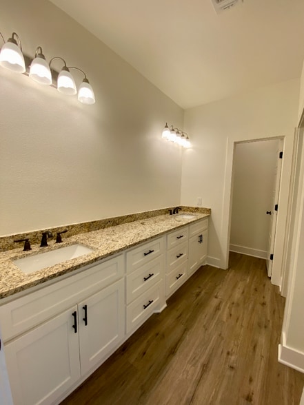 Building Photo - 350 Parks Cir