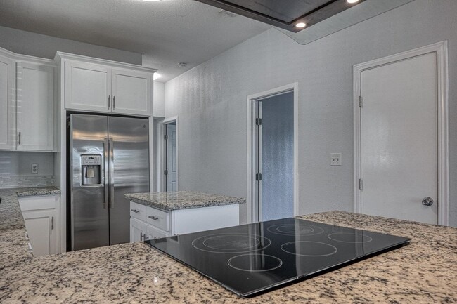 Building Photo - 905 E 3rd St