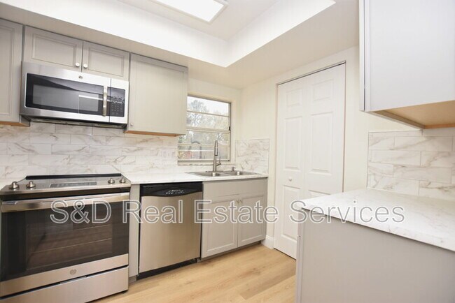 Building Photo - 2025 Sylvester Rd