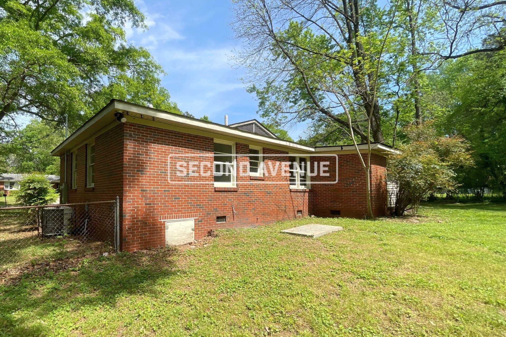 Building Photo - 241 Lake Dr NE